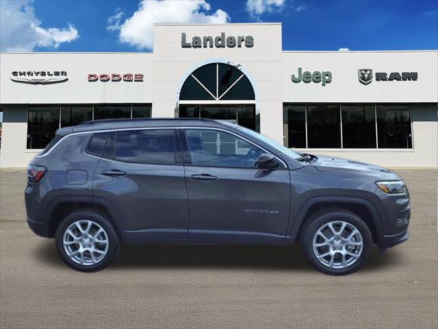 2023 Jeep Compass COMPASS LATITUDE LUX 4X4