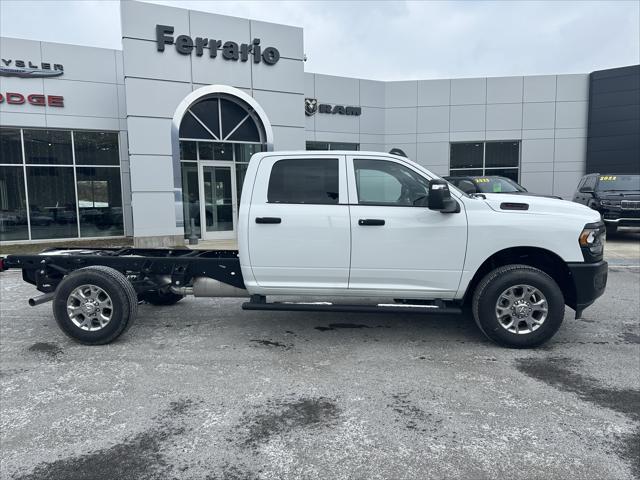 2023 RAM Ram 3500 Chassis Cab RAM 3500 TRADESMAN CREW CAB CHASSIS 4X4 60 CA