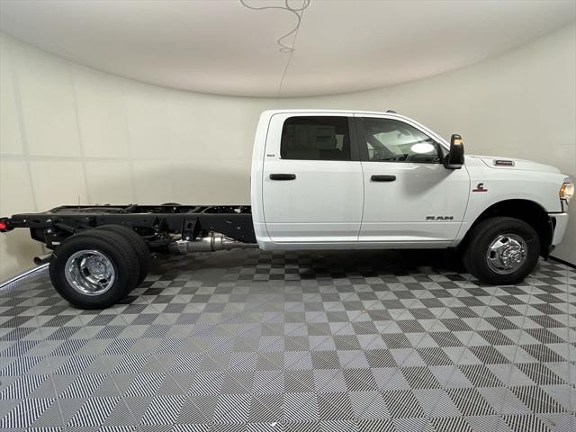 2024 RAM Ram 3500 Chassis Cab RAM 3500 SLT CREW CAB CHASSIS 4X4 60 CA