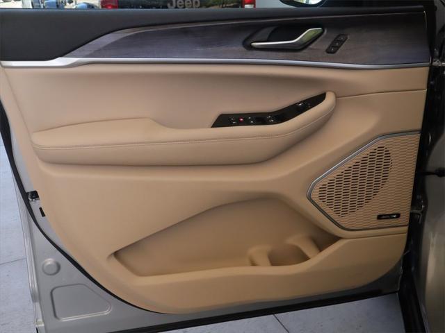 2023 Jeep Grand Cherokee Overland 4x2