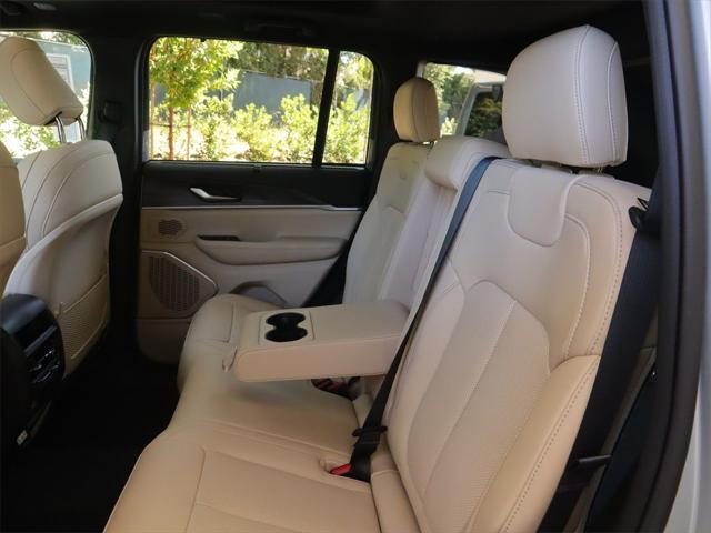 2023 Jeep Grand Cherokee Overland 4x2