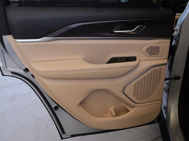 2023 Jeep Grand Cherokee Overland 4x2