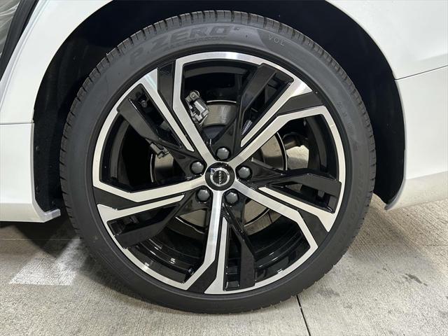 2024 Volvo S60 B5 Plus Dark Theme