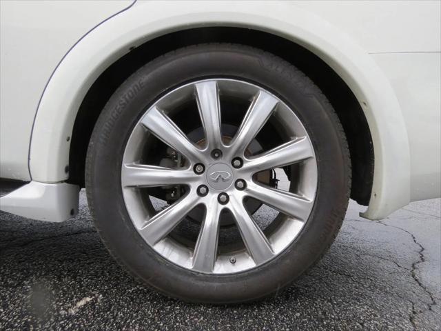 2012 INFINITI QX56 8-passenger