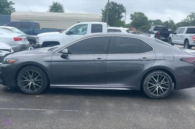 2023 Toyota Camry SE Nightshade Edition Hybrid