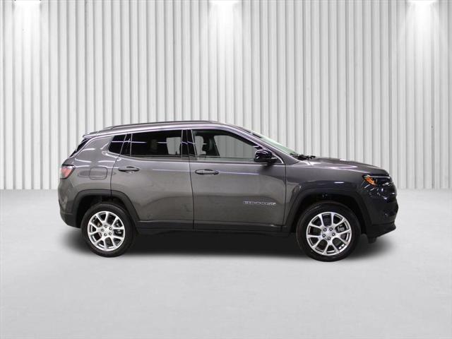 2024 Jeep Compass COMPASS LATITUDE LUX 4X4