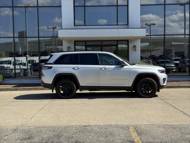 2024 Jeep Grand Cherokee GRAND CHEROKEE LAREDO 4X4