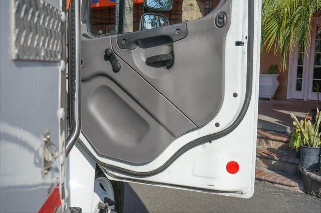 2013 Freightliner M2 106