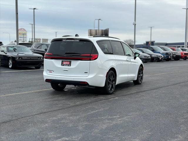 2024 Chrysler Pacifica PACIFICA TOURING L