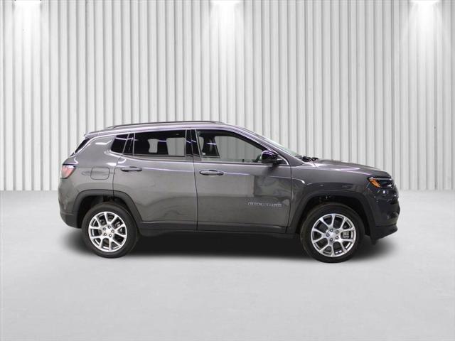2024 Jeep Compass COMPASS LATITUDE LUX 4X4