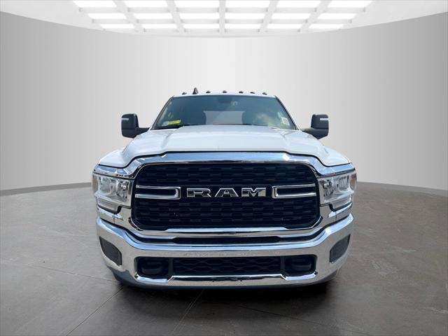 2024 RAM Ram 3500 Chassis Cab RAM 3500 SLT CREW CAB CHASSIS 4X4 60 CA 2024 RAM Ram 3500 Chassis Cab RAM 3500 SLT CREW CAB CHASSIS 4X4 60 CA