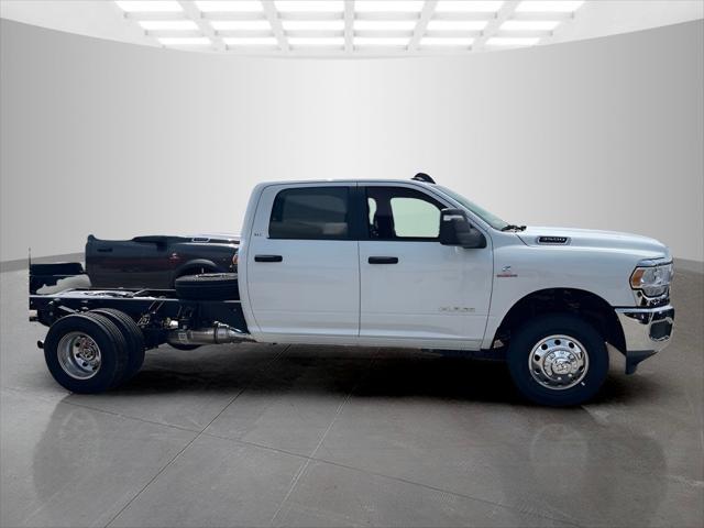 2024 RAM Ram 3500 Chassis Cab RAM 3500 SLT CREW CAB CHASSIS 4X4 60 CA 2024 RAM Ram 3500 Chassis Cab RAM 3500 SLT CREW CAB CHASSIS 4X4 60 CA