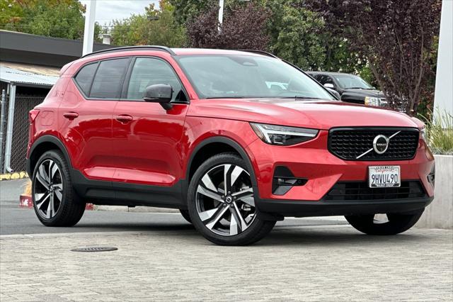 2024 Volvo XC40 B5 Ultimate Dark Theme