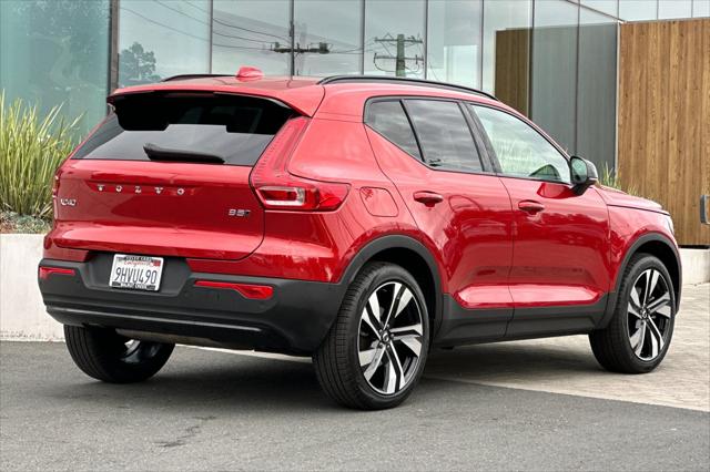 2024 Volvo XC40 B5 Ultimate Dark Theme
