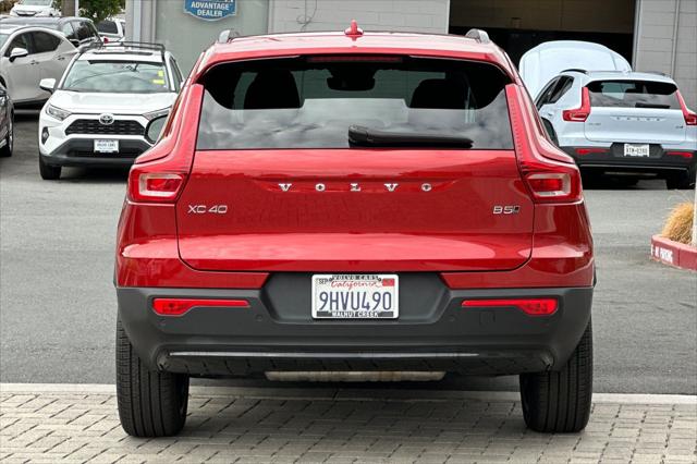 2024 Volvo XC40 B5 Ultimate Dark Theme