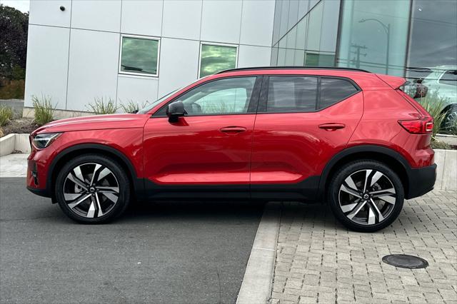 2024 Volvo XC40 B5 Ultimate Dark Theme