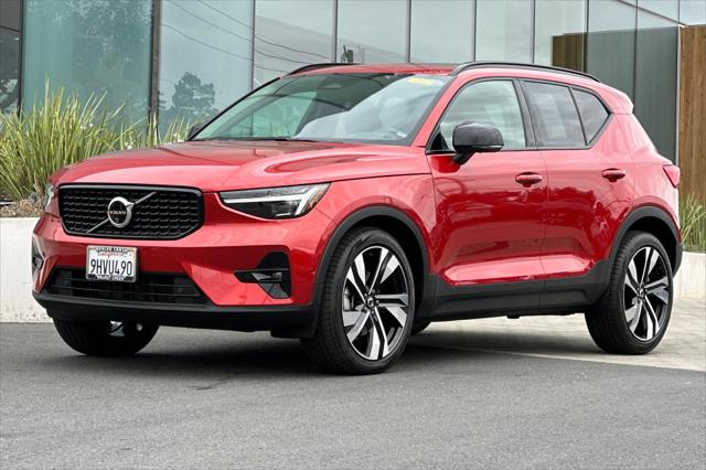 2024 Volvo XC40 B5 Ultimate Dark Theme