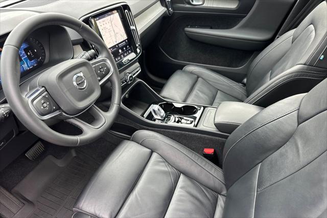 2024 Volvo XC40 B5 Ultimate Dark Theme