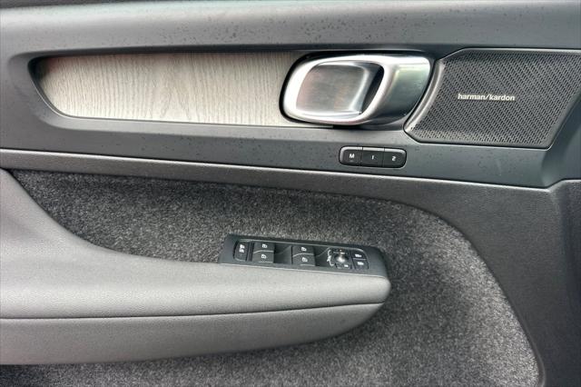 2024 Volvo XC40 B5 Ultimate Dark Theme