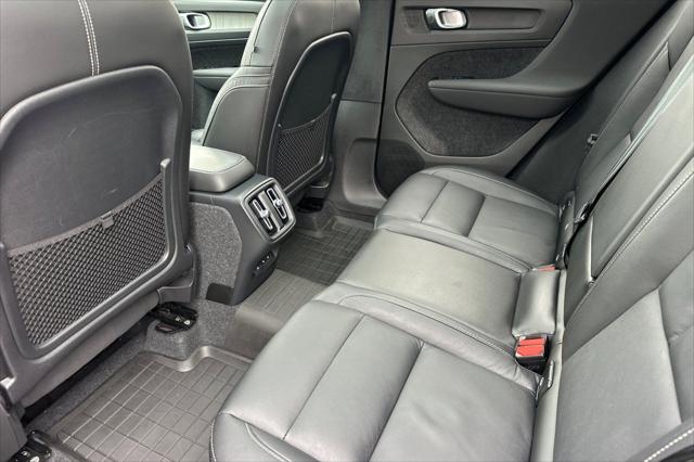 2024 Volvo XC40 B5 Ultimate Dark Theme