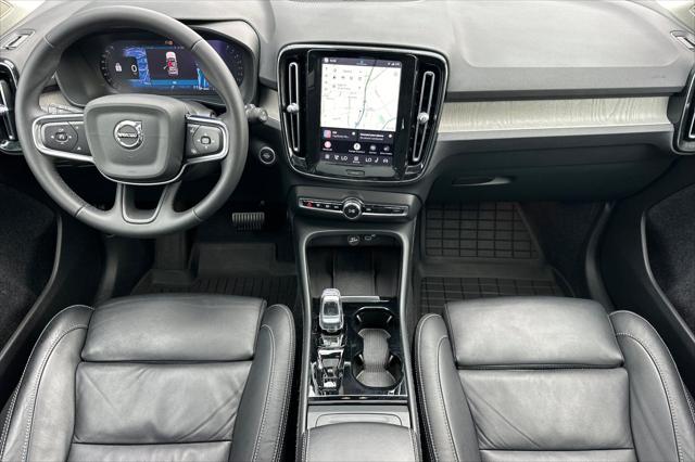 2024 Volvo XC40 B5 Ultimate Dark Theme