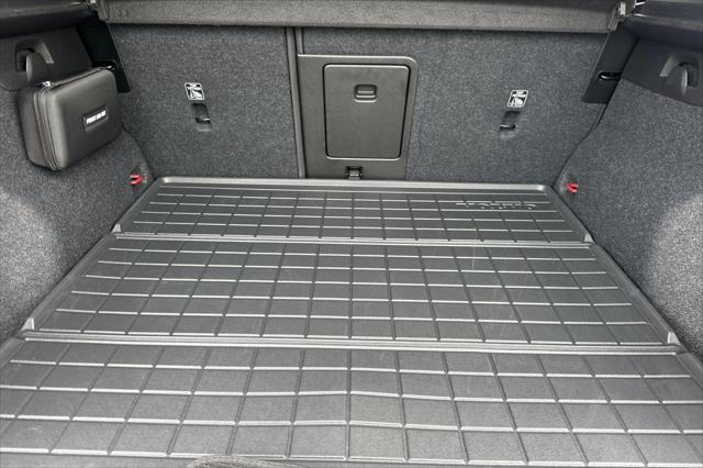 2024 Volvo XC40 B5 Ultimate Dark Theme