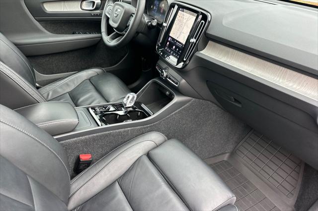 2024 Volvo XC40 B5 Ultimate Dark Theme
