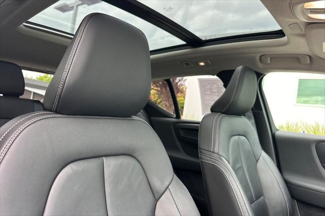 2024 Volvo XC40 B5 Ultimate Dark Theme