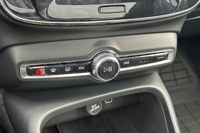 2024 Volvo XC40 B5 Ultimate Dark Theme