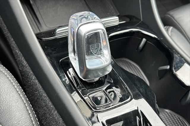 2024 Volvo XC40 B5 Ultimate Dark Theme