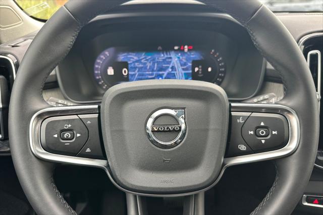 2024 Volvo XC40 B5 Ultimate Dark Theme