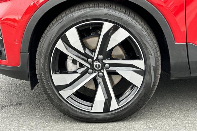2024 Volvo XC40 B5 Ultimate Dark Theme