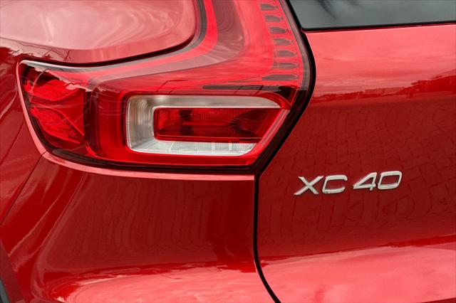 2024 Volvo XC40 B5 Ultimate Dark Theme