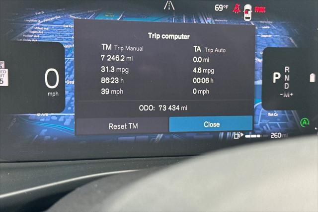2024 Volvo XC40 B5 Ultimate Dark Theme