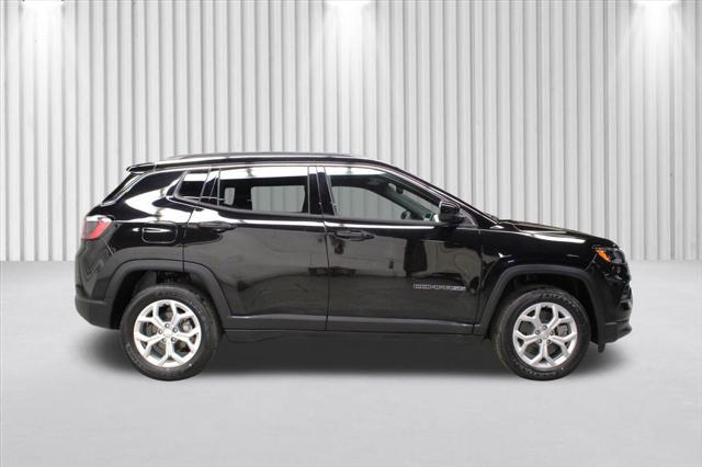 2024 Jeep Compass COMPASS LATITUDE 4X4