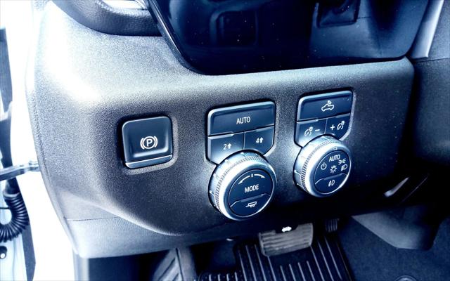 2024 GMC Sierra 1500 4WD Crew Cab Short Box Elevation with 3SB