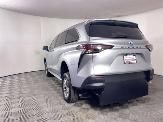 2023 Toyota Sienna LE