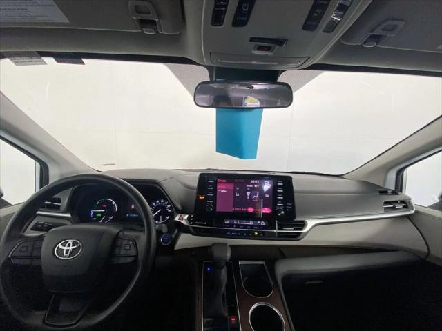 2023 Toyota Sienna LE
