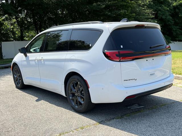 2024 Chrysler Pacifica PACIFICA TOURING L