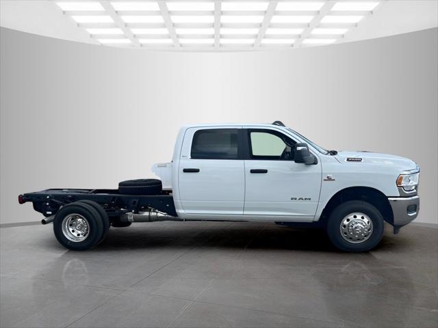 2024 RAM Ram 3500 Chassis Cab RAM 3500 SLT CREW CAB CHASSIS 4X4 60 CA 2024 RAM Ram 3500 Chassis Cab RAM 3500 SLT CREW CAB CHASSIS 4X4 60 CA