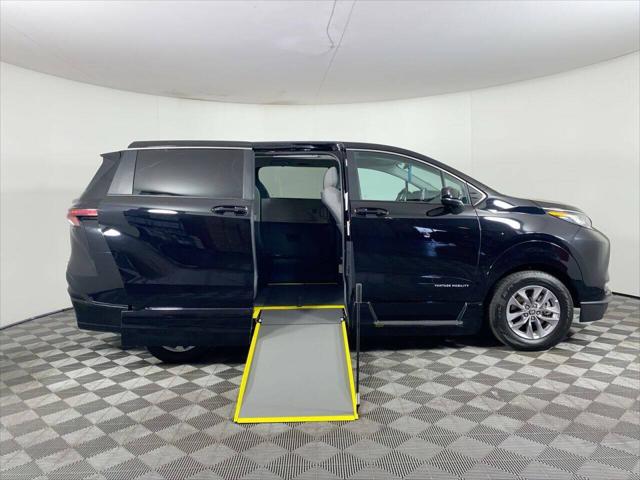 2023 Toyota Sienna LE