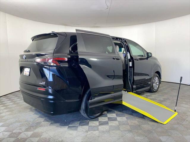 2023 Toyota Sienna LE