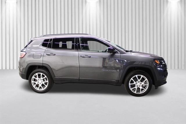2024 Jeep Compass COMPASS LATITUDE LUX 4X4