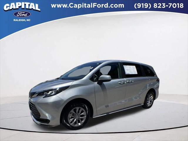 2022 Toyota Sienna LE