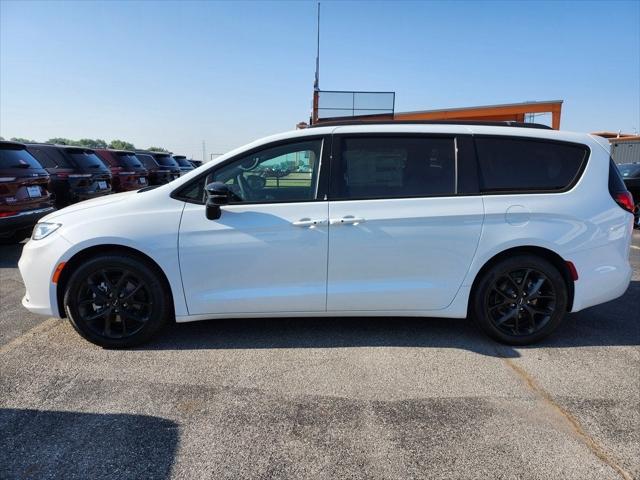 2024 Chrysler Pacifica PACIFICA TOURING L