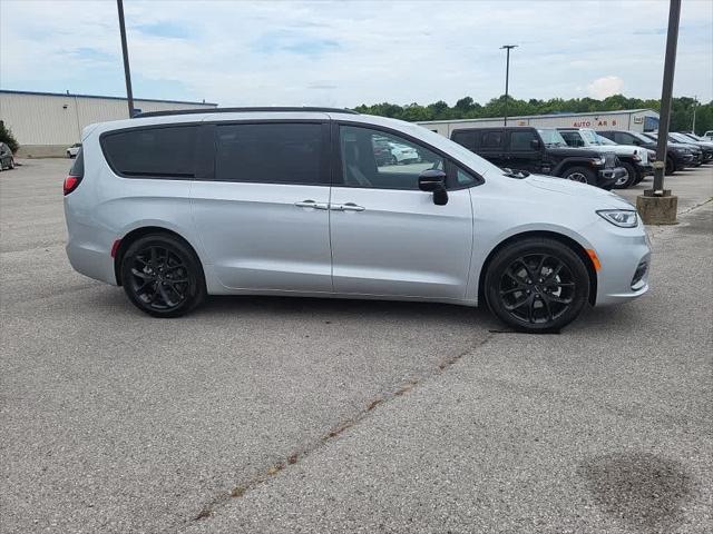 2024 Chrysler Pacifica PACIFICA TOURING L