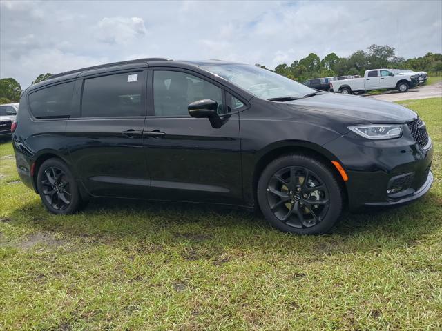 2024 Chrysler Pacifica PACIFICA TOURING L