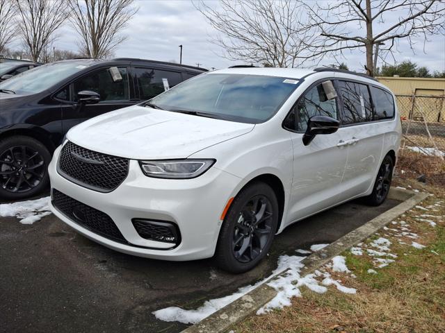 2024 Chrysler Pacifica PACIFICA TOURING L