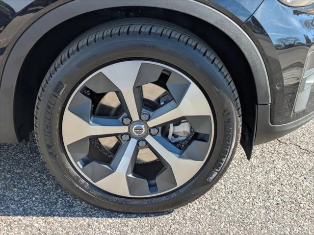2025 Volvo XC40 B5 Plus Bright Theme