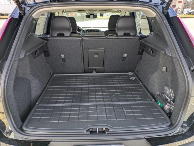 2025 Volvo XC40 B5 Plus Bright Theme